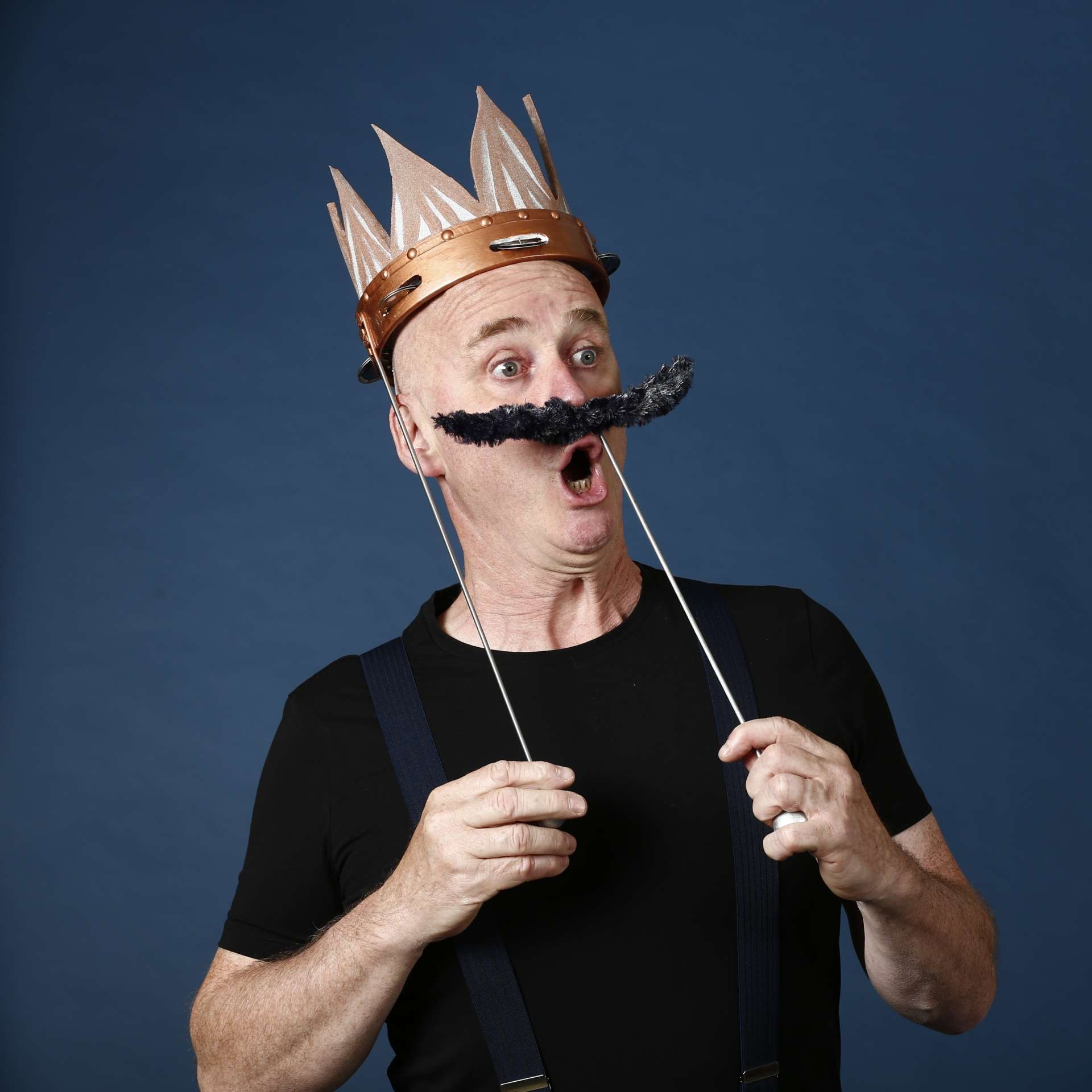 Damien Bouvet dans son costume de Prince Charmant avec couronne et moustache.