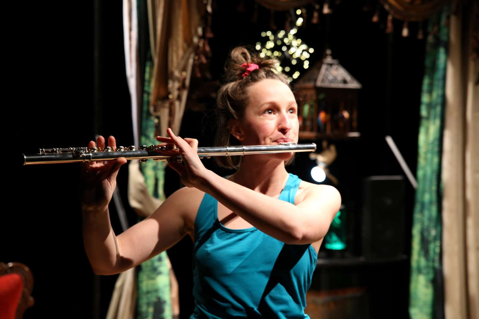 Portrait d'Anya jouant de la flûte traversière. 