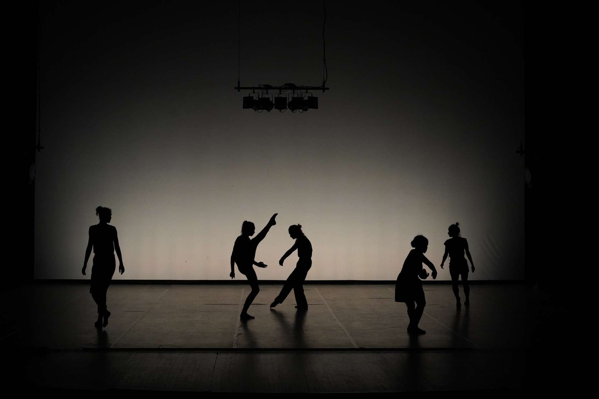 Dans une ambiance de clair obscur, les danseuses interprètent la chorégraphie de Promesse