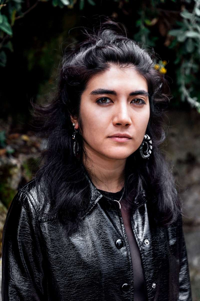 Portrait de Maya Cros, membre du groupe Inui. 