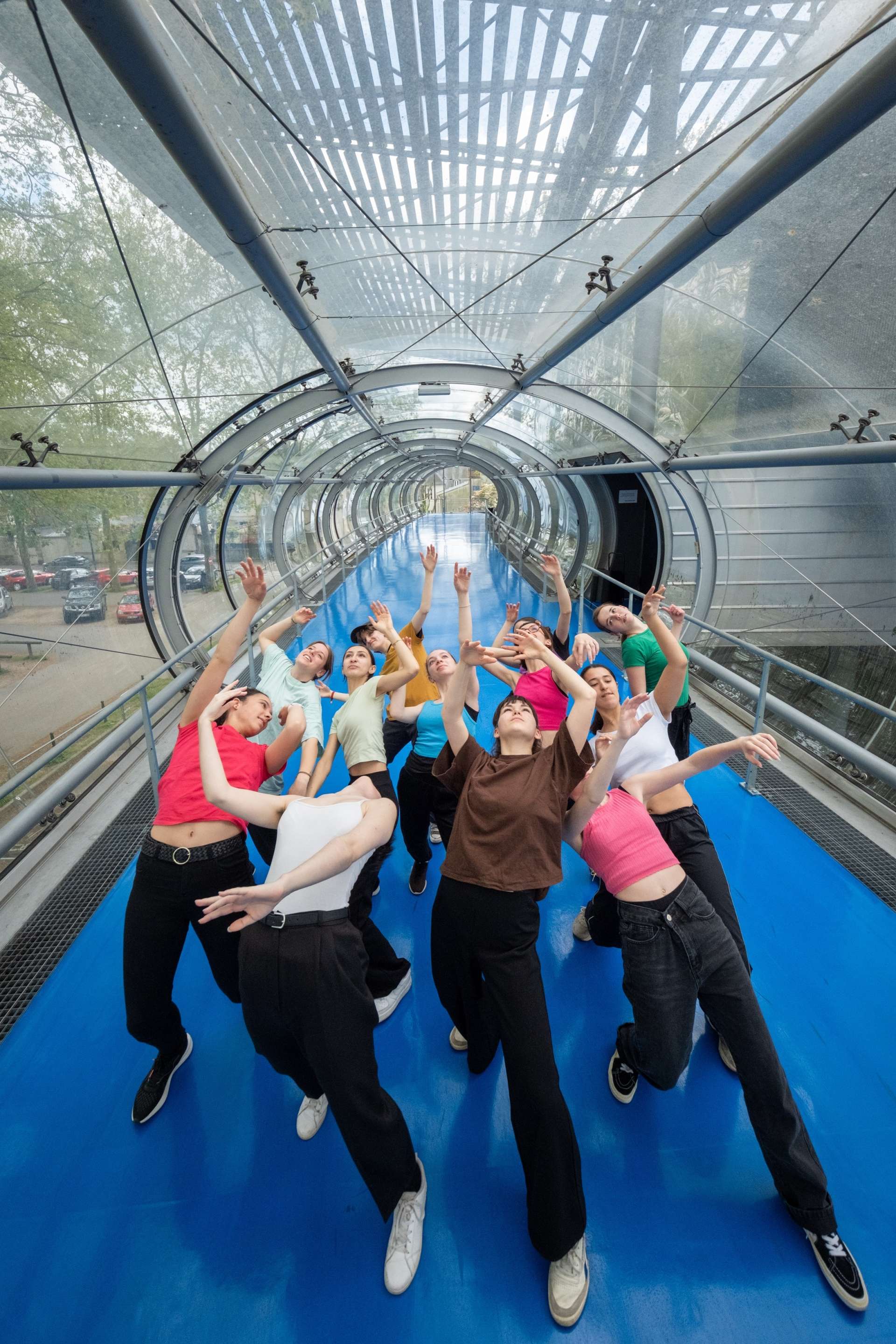 Le groupe de jeunes du projet Sources danse au milieu du tube, élément fort de l'architecture du Théâtre d'Orléans. 