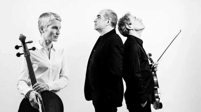 Le trio de musiciens, de gauche à droite, avec leurs instruments : Anne Gastinel, Philippe Cassard et David Grimal.